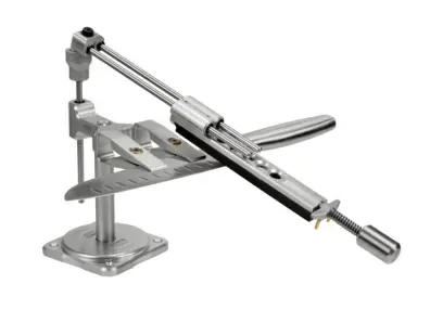 Brousící systém se 3 diamantovými brousky DLC nastaví ostatní komponenty sady tak, aby úhel na ostří byl vždy stejný bez ohledu na hloubku upnutí nože. Úhel broušení je přesně dodržen po celé délce čepele.